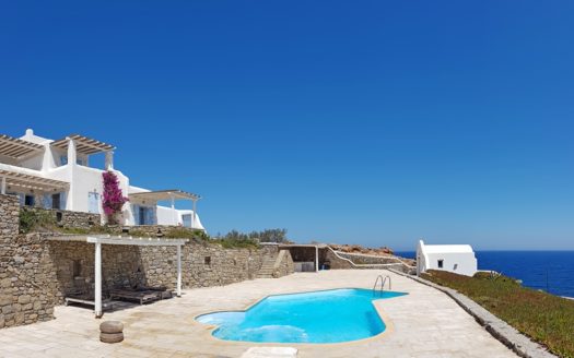 Seaside villa next to secluded beach – DR11616