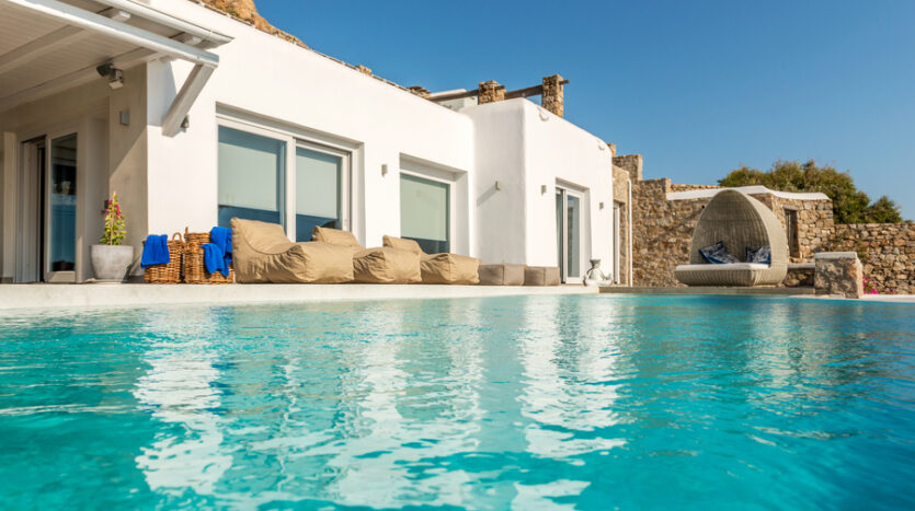 Elegant villa with breathtaking views in Mykonos
