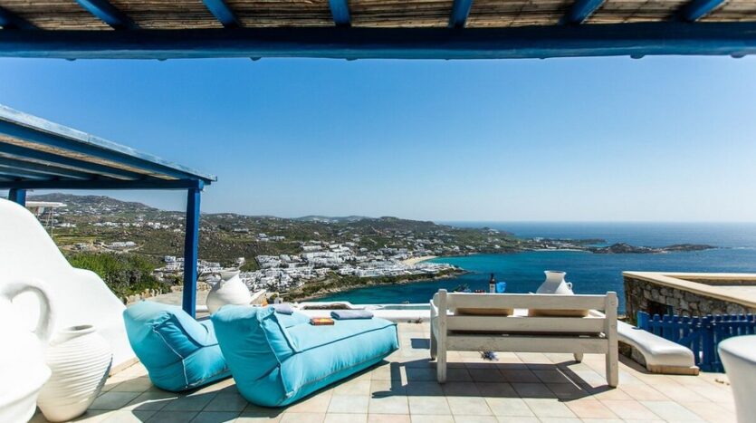 Maisonette overlooking Psarou beach