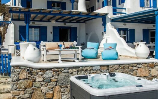 Maisonette overlooking Psarou beach-DR115184